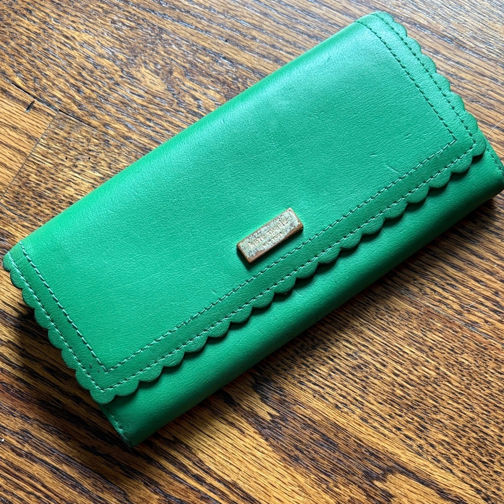 kate spade emerald scalloped flap wallet with gold logo plaque